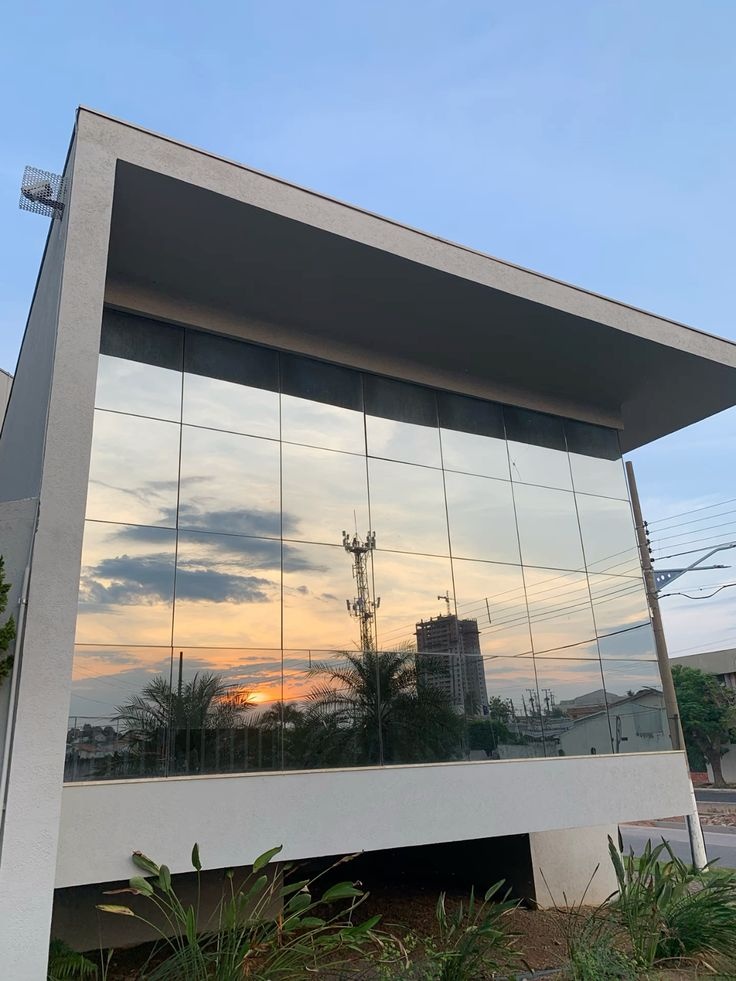 Edificação com fachada em vidro espelhado e linguagem arquitetônica contemporânea